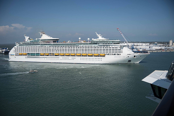 6 ships at port that day