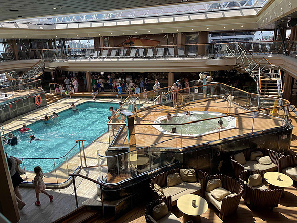 Covered pool, with retractable roof