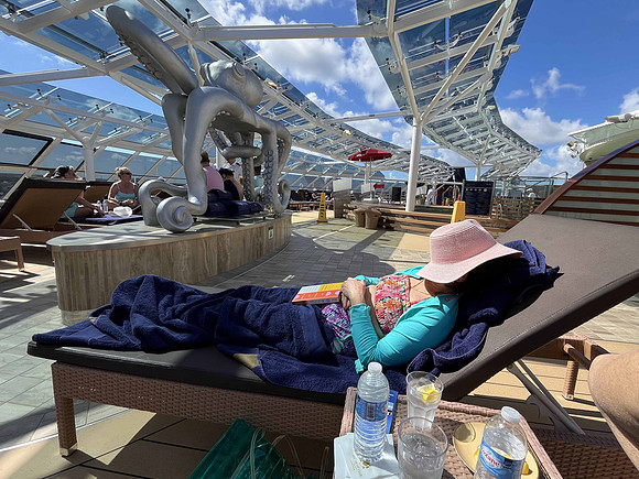 No crowd, plenty of loungers