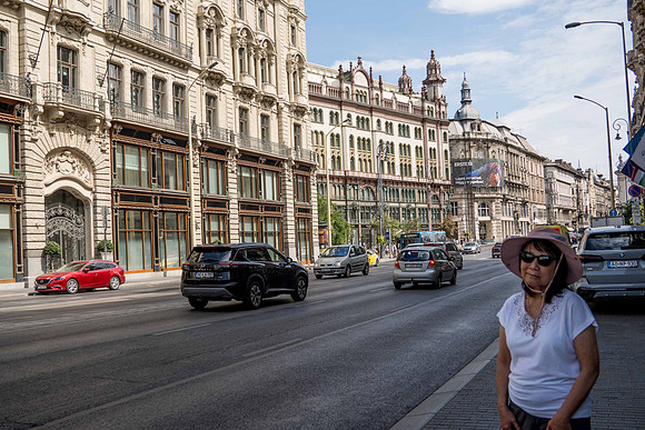 Outside our hotel, waiting for Uber